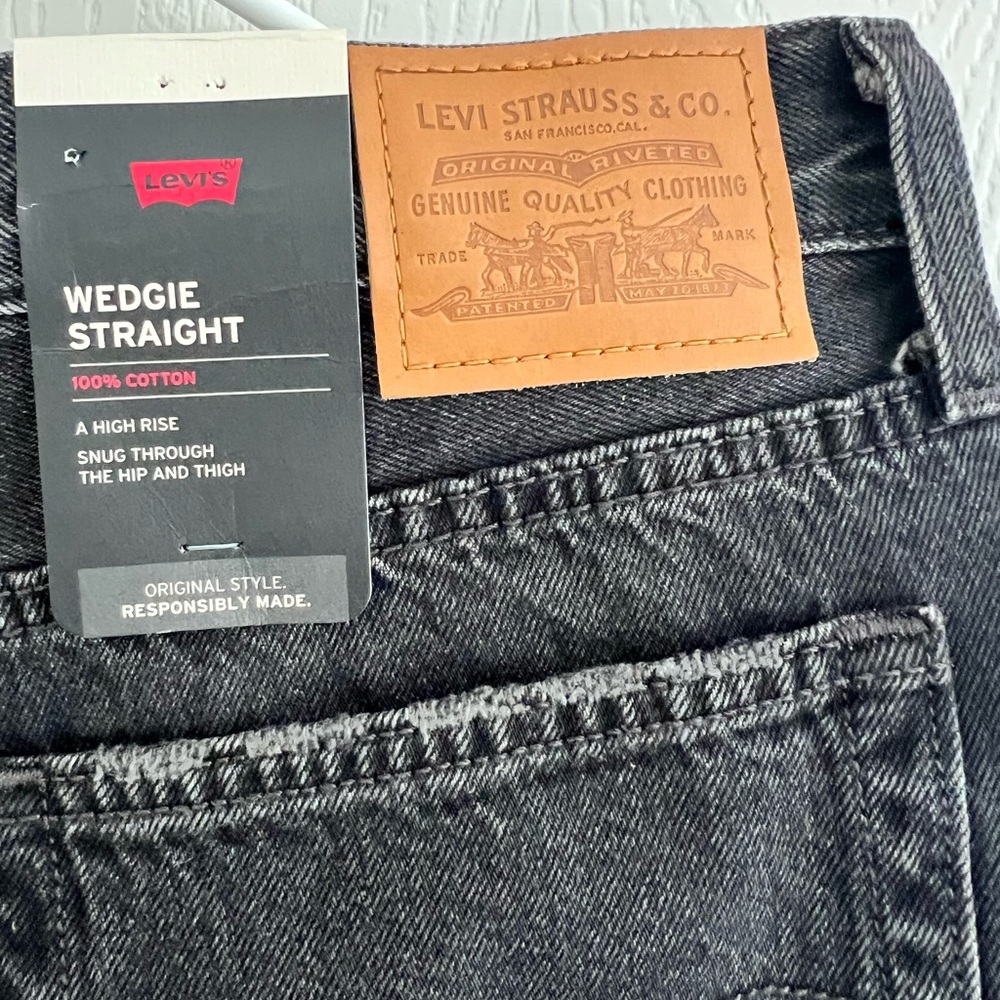 Levi's Women's Black Wedgie Straight Leg Jeans size 30x28 - Picture 4 of 6